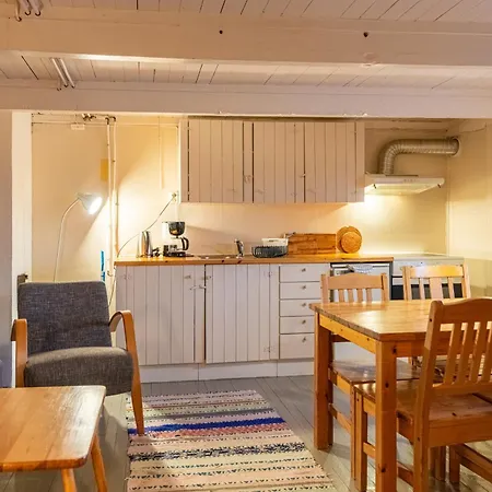 哼宁斯维罗布尔酒店 *